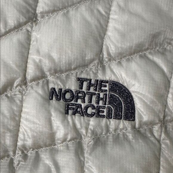 The North Face Women's Light Gray Puffer Jacket - Picture 4 of 10